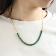 Moderný náhrdelník z pozlátenej ocele a syntetického malachitu NSS1014M