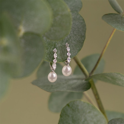 Moderné strieborné náušnice s riečnou perlou SK25486EL