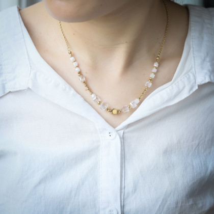 Zlatý náhrdelník z chirurgickej ocele a sklenených korálikov NSS714GD