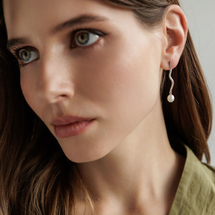 Visací stříbrné náušnice se sladkovodními perlami SK26104EW