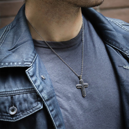 Prívesok z chirurgickej ocele krížik s kovaným uhlíkom + retiazka PSS1176ST