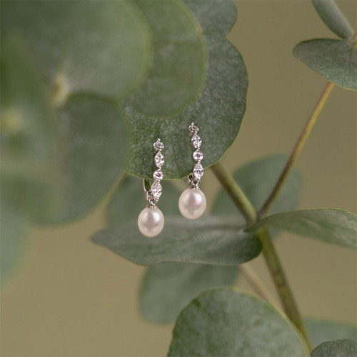 Moderné strieborné náušnice s riečnou perlou SK25486EL