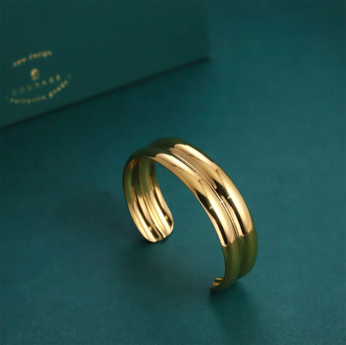 Moderný náramok z chirurgickej ocele zlatý MBSG20GD