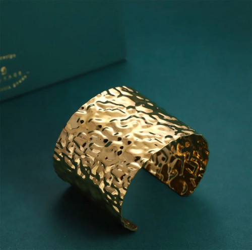 Moderný náramok z chirurgickej ocele zlatý MBSG19GD