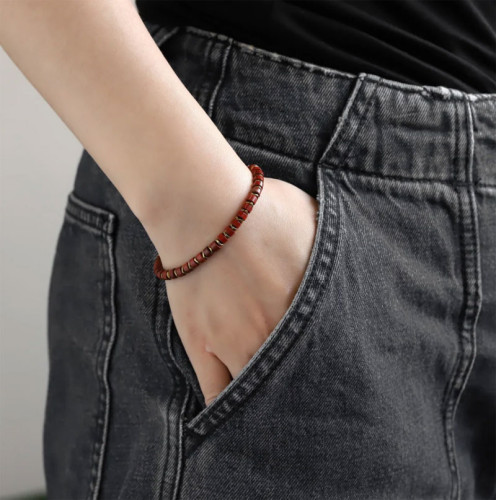 Náramok s červeným minerálom z pozlátenej ocele BSS1085