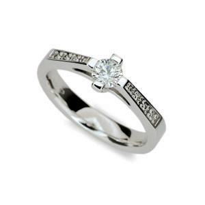 Dámský strieborny prsteň 1962