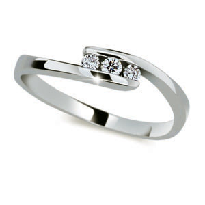 Strieborný prstienok so zirkónmi 2072